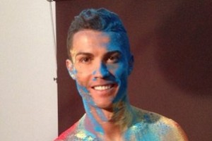 Cristiano Ronaldo prend la pose pour la campagne Colour Splash de sa marque CR7