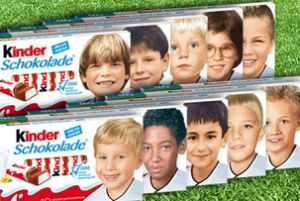 L'image d'İlkay Gündoğan enfant sur les nouveaux emballages des barres de chocolat de Kinder
