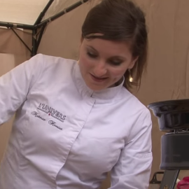 Noémie Honiat anime un show culinaire pour une concession automobile