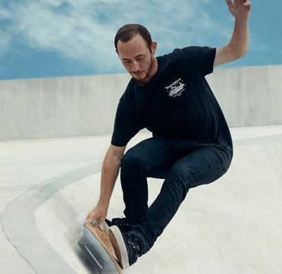 Ross McGouran teste le skateboard volant de Lexus